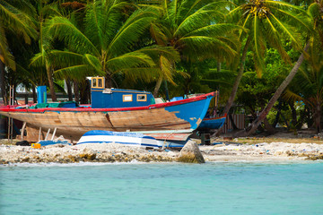 Fototapeta premium Rest in Paradise - Malediven - Altes Holzboot auf dem Trocknen
