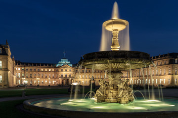 Stuttgart (Deutschland) Schlossplatz am Abend