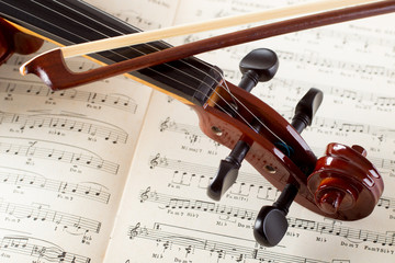 Naklejka premium violino e archetto su pagine di musica