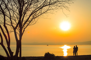 Fototapeta na wymiar sunset beside the lake