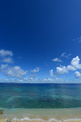 Fototapeta premium 美しい沖縄のビーチと夏空
