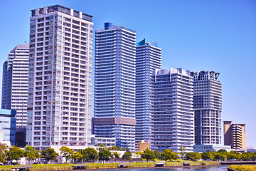 Fototapeta premium 外窓を清掃中の高層マンション