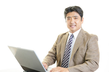 PCで仕事中のビジネスマン