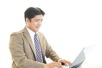 PCで仕事中のビジネスマン