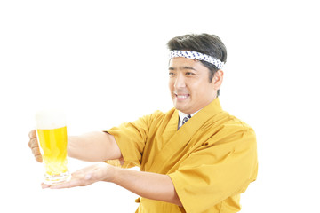 ビールを運ぶ笑顔のウェイター