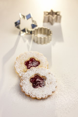 Weihnachtsplätzchen und Ausstechförmchen