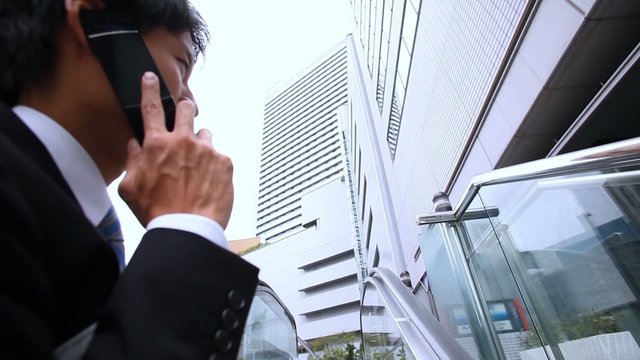 エスカレーターで電話するフレッシュマン_1