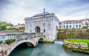 Gate to old city of Treviso - 71634910
