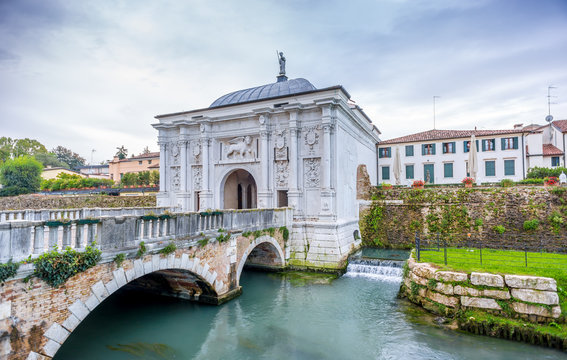 Fototapeta Gate to old city of Treviso