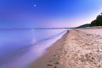 Obraz premium Full moon at Baltic sea beach, Poland