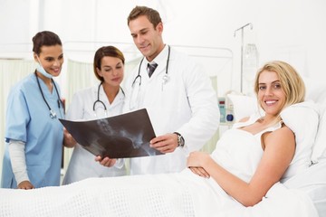 Obraz premium Portrait of doctors and patient with x-ray