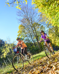 Fototapeta premium Radtour im sonnigen Herbst