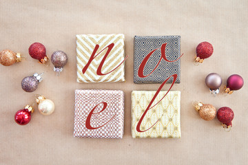 Hintergrund aus bunten Christbaumkugen