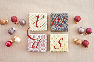 Hintergrund aus bunten Christbaumkugen