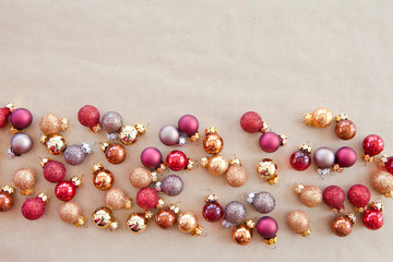 Hintergrund aus bunten Christbaumkugen