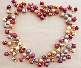 Herz aus bunten Christbaumkugen