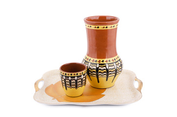 Кувшин и чашка на подносе