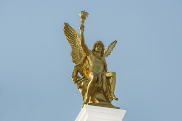 Goldstatue