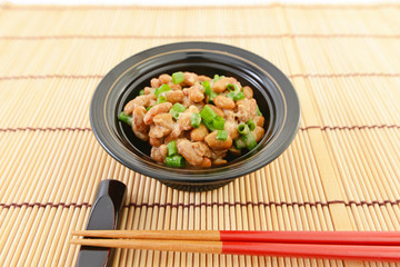 小皿に入れた納豆