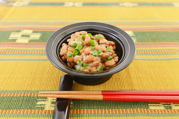 小皿に入れた納豆