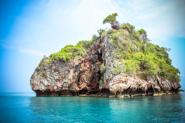 Naklejka premium Hut on a limestone cliff in the Andaman Sea
