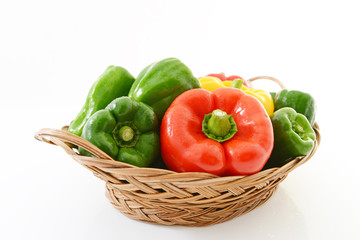 新鮮なピーマンとパプリカ