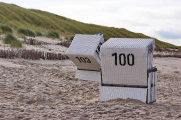 Strandkörbe vor den Dünen