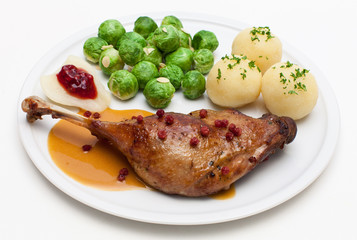 Gänsekeule mit Rosenkohl und Klößen