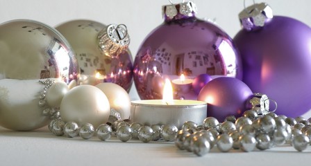 Weihnachtskugeln in silber und lila