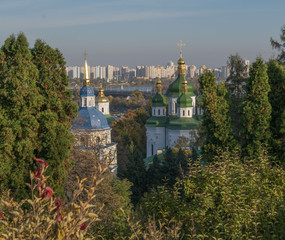 Fototapeta na wymiar Киево-Выдубицкий монастырь