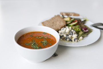 Tomatensuppe mit Salat, Schafskäse und Brot