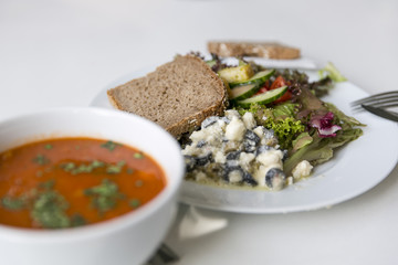 Tomatensuppe mit Salat, Schafskäse und Brot