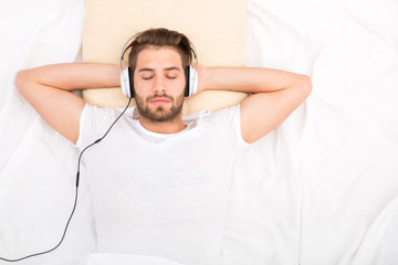 Musik hören im Bett