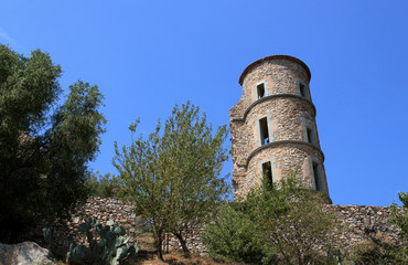 Fototapeta na wymiar Ruines du château de Grimaud (Var)