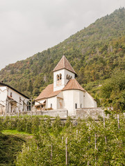 Fototapeta na wymiar Meran, Sankt Peter, Kirche, Algunder Waalweg, Südtirol, Italien