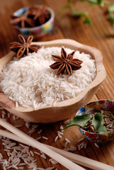 riso basmati nella ciotola di legno con altri ingredienti 