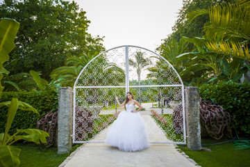 Noiva na entrada do jardim