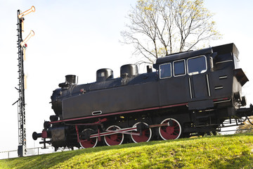 Obraz premium Black Steam engine locomotive standing in front of semaphore