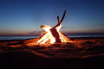 Foto op Plexiglas Campfire by the lake in the summer © Thomas Barrat