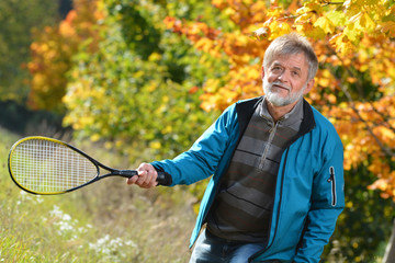 Mann treibt Sport