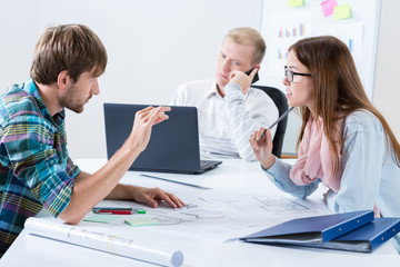 Obraz premium Young workers discussing about project