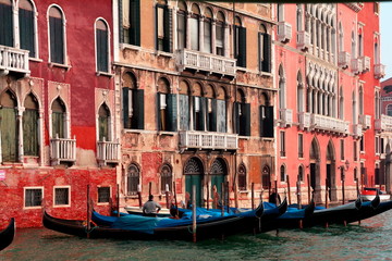 Fototapeta na wymiar Venice Italy and gondolas waiting for passengers.