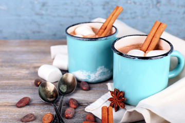 Obraz na płótnie Canvas Cups of tasty hot cocoa, on wooden table