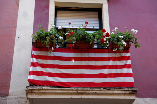 Balcon fleuri avec drapeau basque