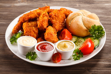 Grilled chicken nuggets and vegetables