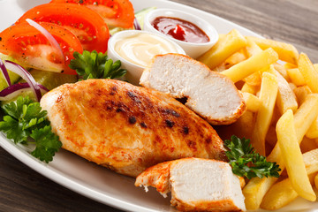 Grilled chicken fillets and vegetables