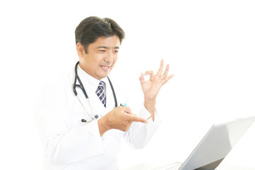 診療中の笑顔の医師