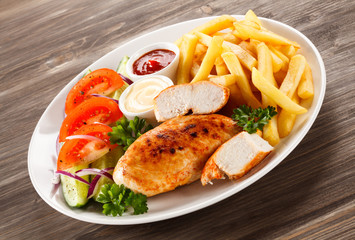 Grilled chicken fillets and vegetables