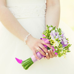 Obraz na płótnie Canvas Wedding bunch of flowers in hands of the bride