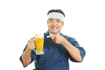 ビールを飲む寿司職人
